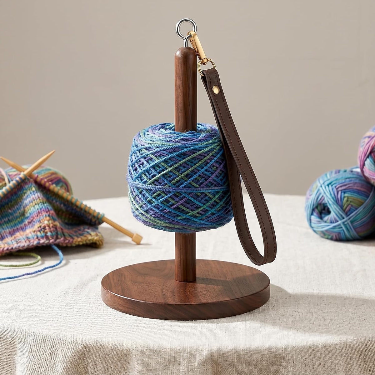 🧶 Bærbar garnholder i tre med håndleddsstropp, 360° roterende reise-garnspinde