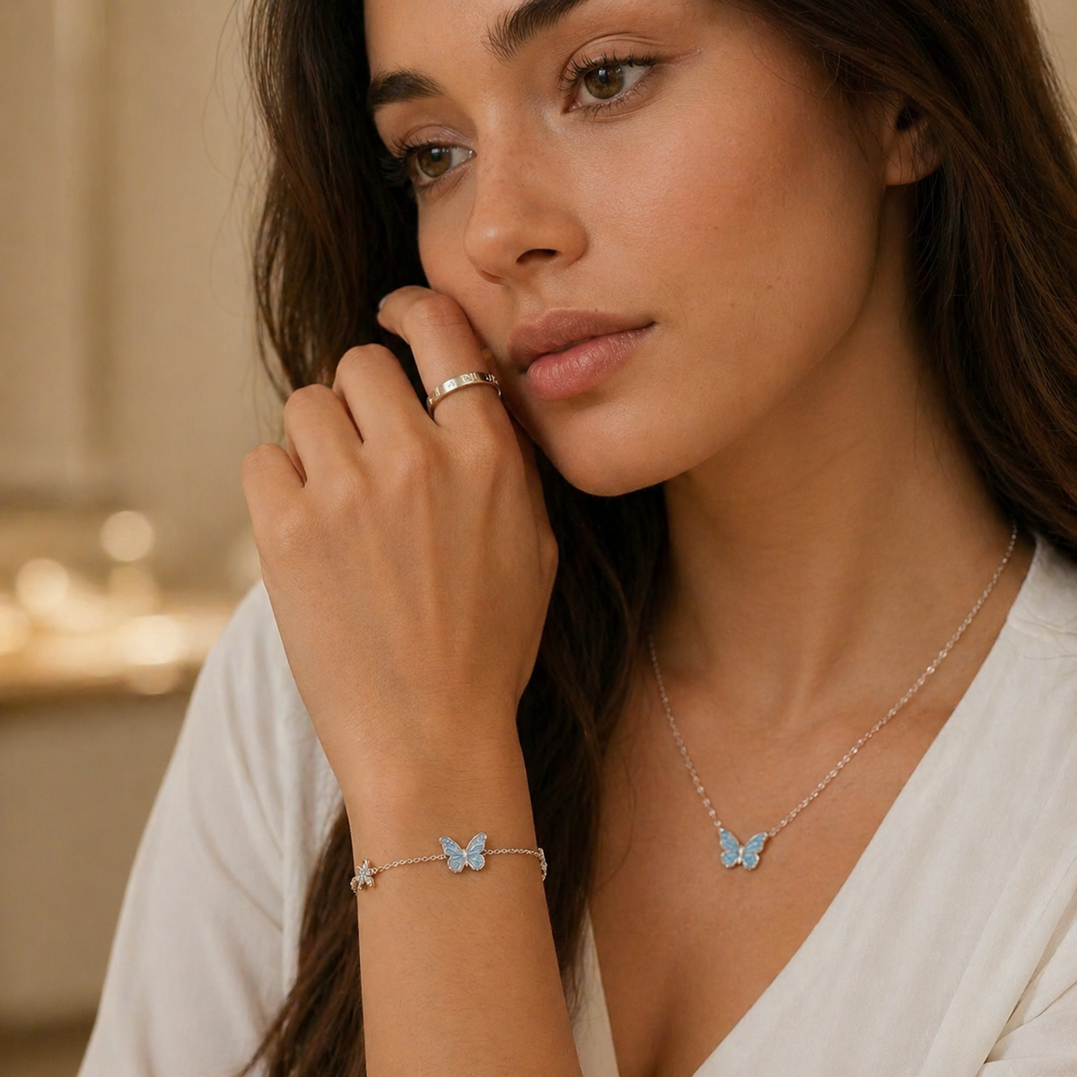 🦋💙Et lysende sæt bestående af en halskæde og et armbånd med et vedhæng i form af en sommerfug