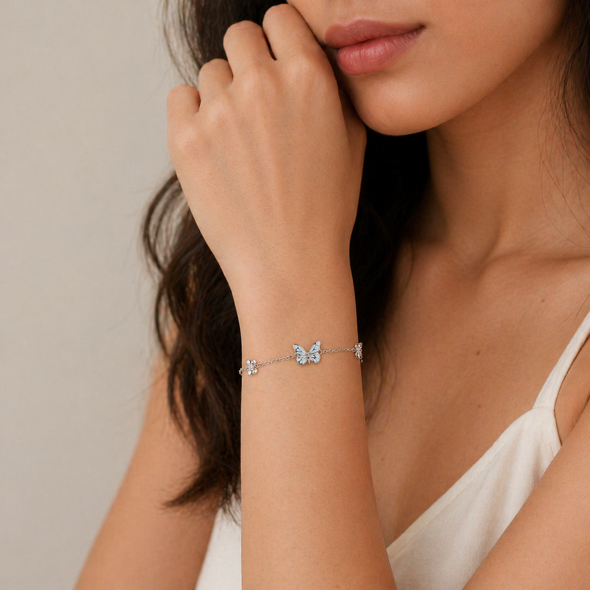 🦋💙Et lysende sæt bestående af en halskæde og et armbånd med et vedhæng i form af en sommerfug