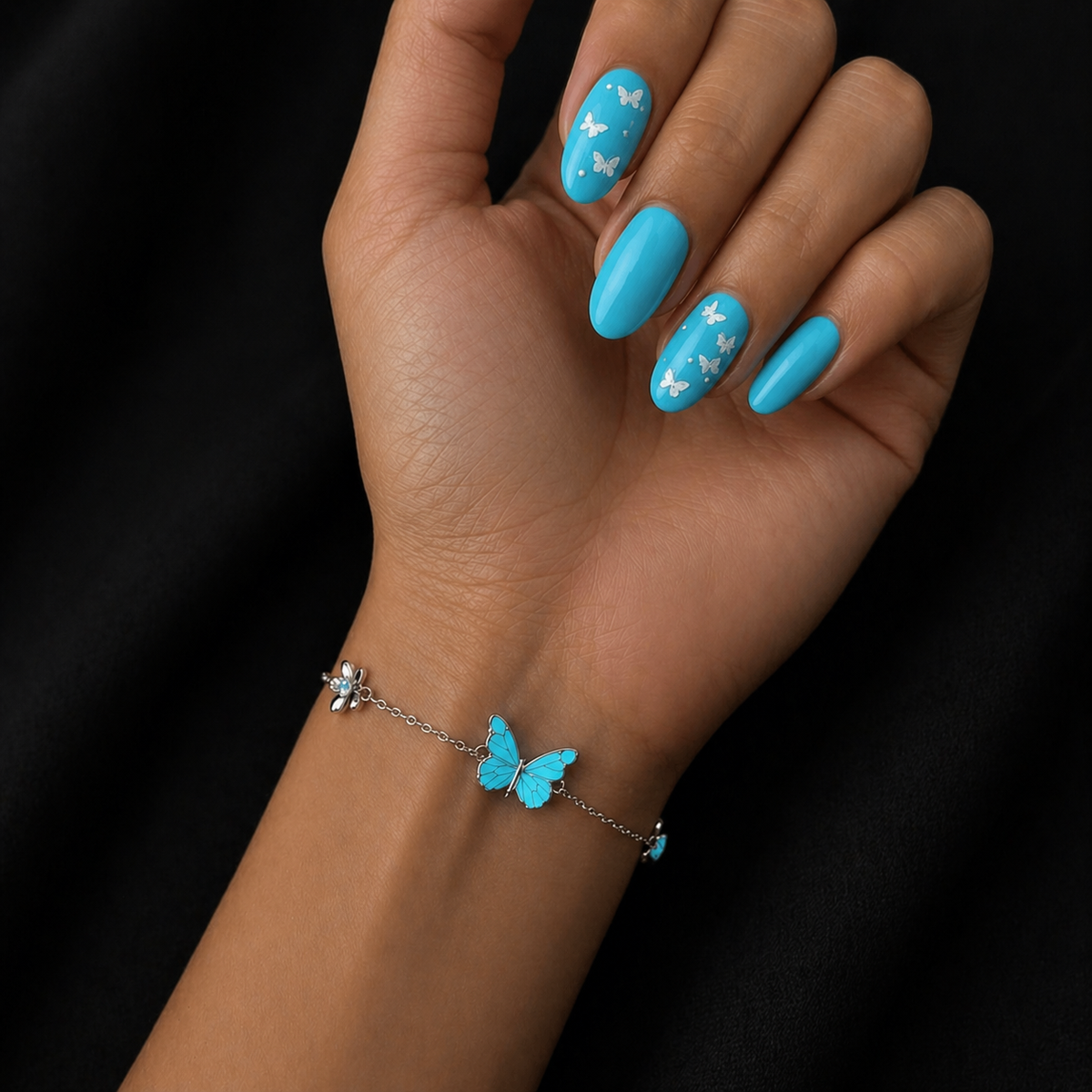 🦋💙Et lysende sæt bestående af en halskæde og et armbånd med et vedhæng i form af en sommerfug