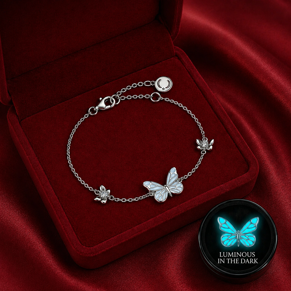 🦋💙Et lysende sæt bestående af en halskæde og et armbånd med et vedhæng i form af en sommerfug