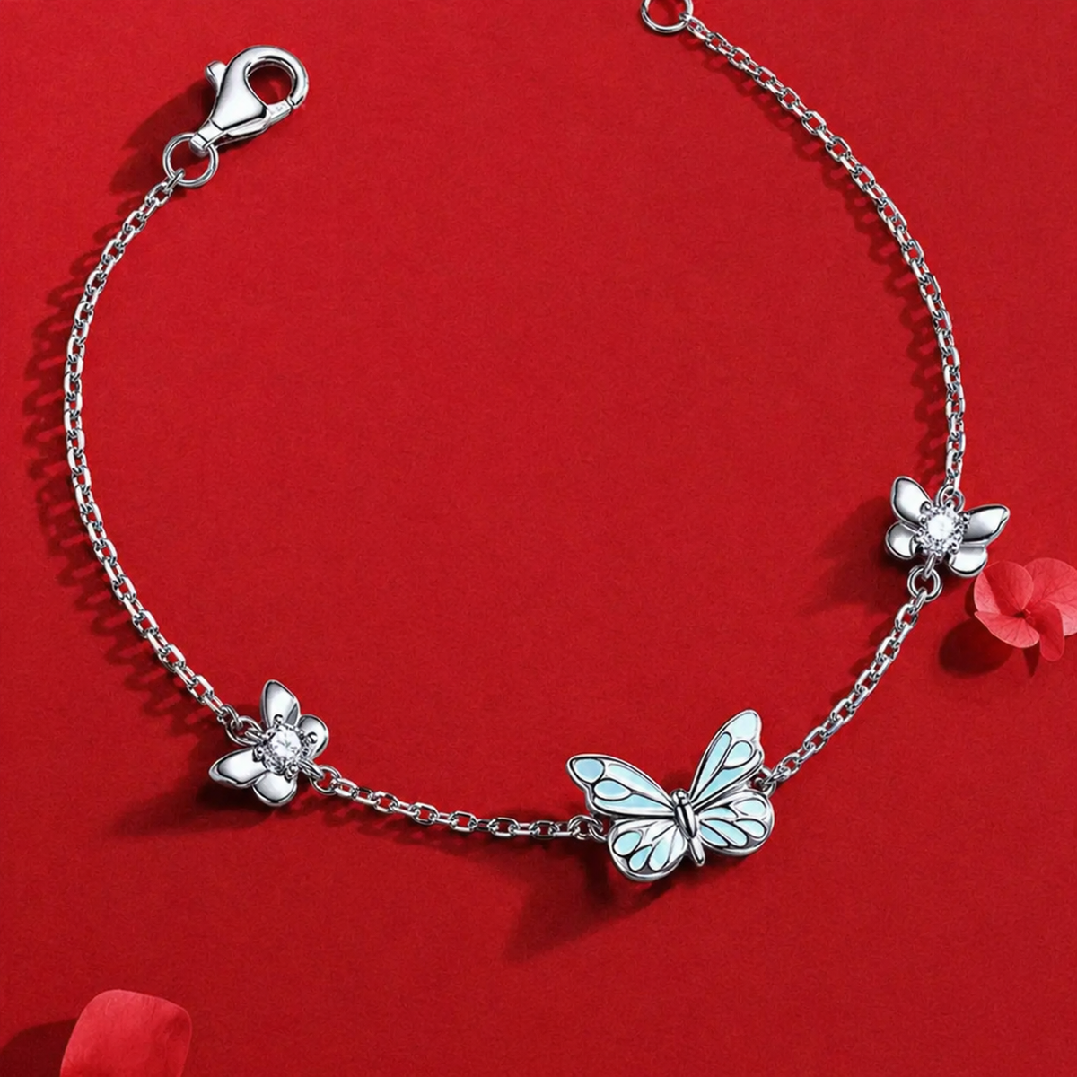 🦋💙Et lysende sæt bestående af en halskæde og et armbånd med et vedhæng i form af en sommerfug