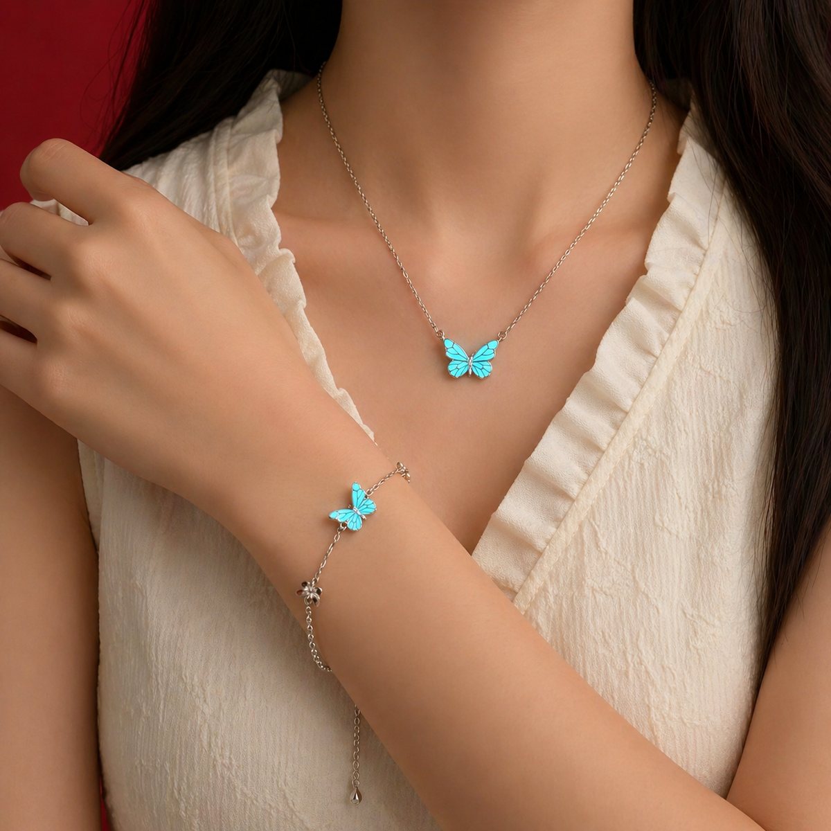 🦋💙Et lysende sæt bestående af en halskæde og et armbånd med et vedhæng i form af en sommerfug