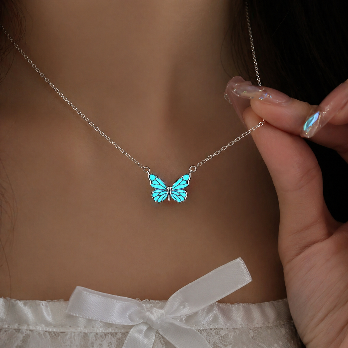 🦋💙Et lysende sæt bestående af en halskæde og et armbånd med et vedhæng i form af en sommerfug