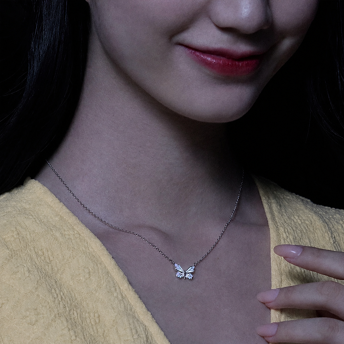 🦋💙Et lysende sæt bestående af en halskæde og et armbånd med et vedhæng i form af en sommerfug