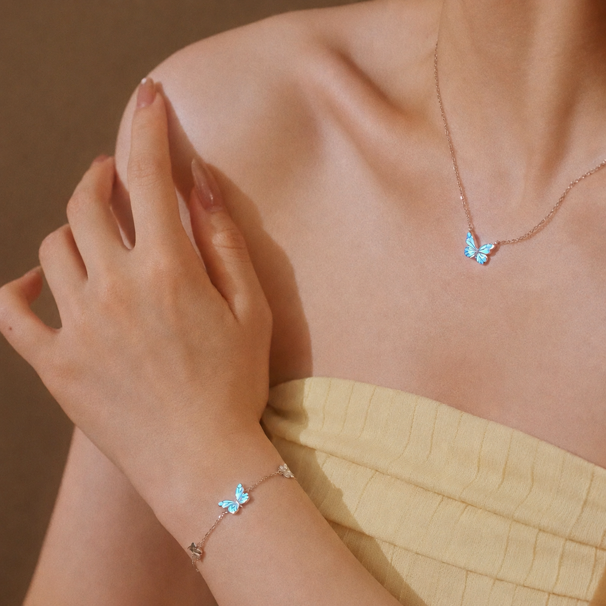 🦋💙Et lysende sæt bestående af en halskæde og et armbånd med et vedhæng i form af en sommerfug