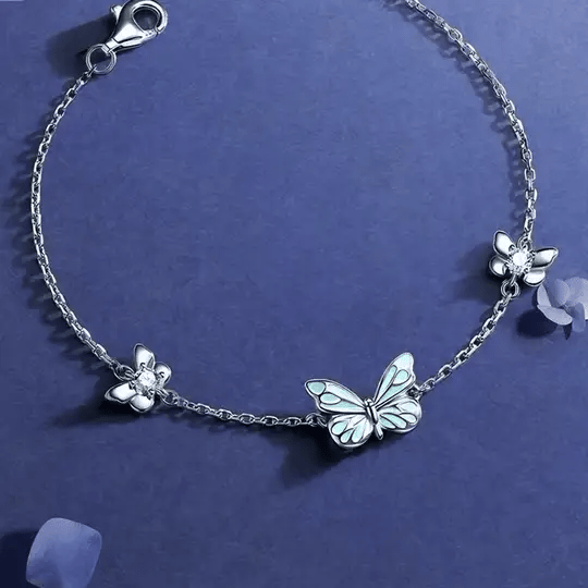 🦋💙Et lysende sæt bestående af en halskæde og et armbånd med et vedhæng i form af en sommerfug