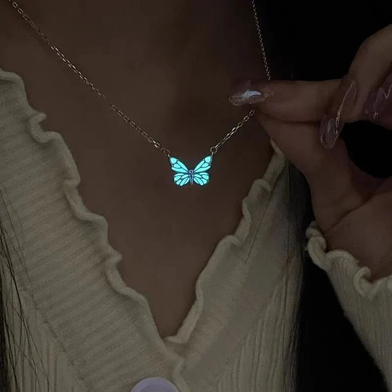 🦋💙Et lysende sæt bestående af en halskæde og et armbånd med et vedhæng i form af en sommerfug