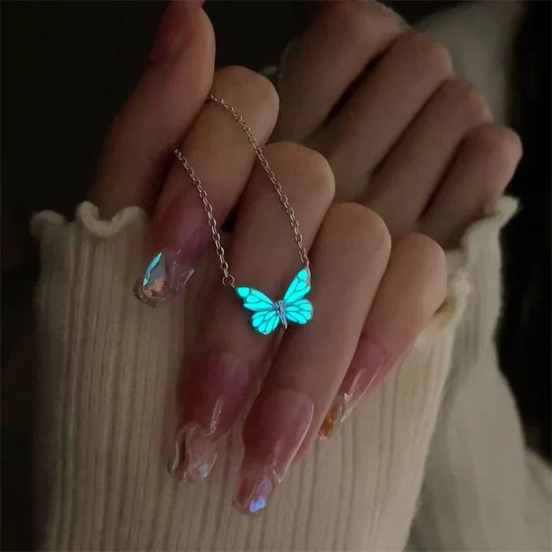 🦋💙Et lysende sæt bestående af en halskæde og et armbånd med et vedhæng i form af en sommerfug