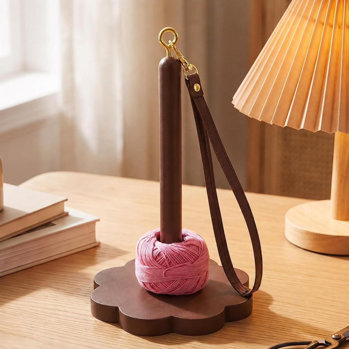 🧶 Bærbar garnholder i tre med håndleddsstropp, 360° roterende reise-garnspinde