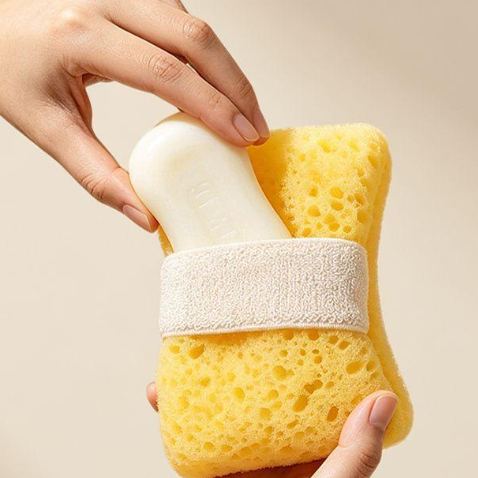 🥳2026 TOPTILBUD🥳💞Over 50.000 solgt!🧽✨ 50 % RABAT! Dobbeltsidet skumpose til badet – den ene side giver et fyldigt skum, den anden side sørger for blid eksfoliering. Blød, men effektiv – glat og strålende hud hver gang du går i bad! 🚿🌸